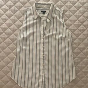 Sleeveless button down collared top (blouse)